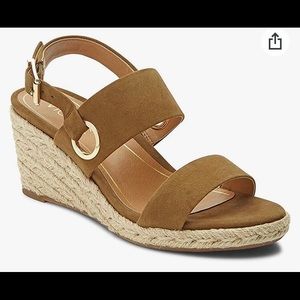 Vionic’s Tulum Wedge Sandal in Olive. Size 10